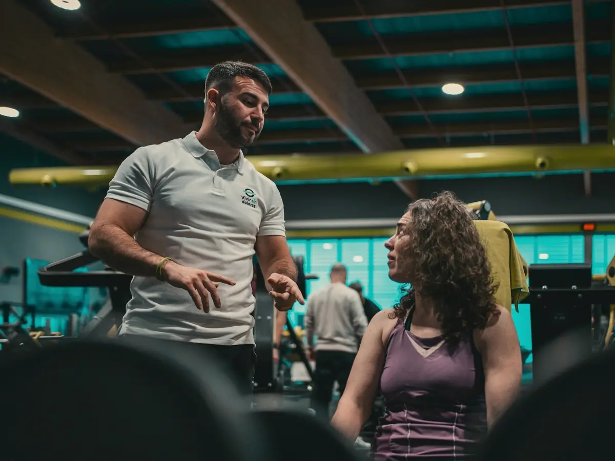 Personal trainer talking a client through her next set