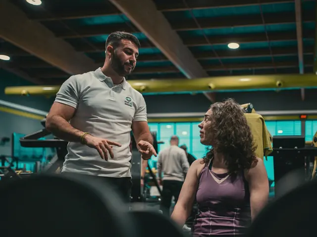 Personal trainer talking a client through her next set